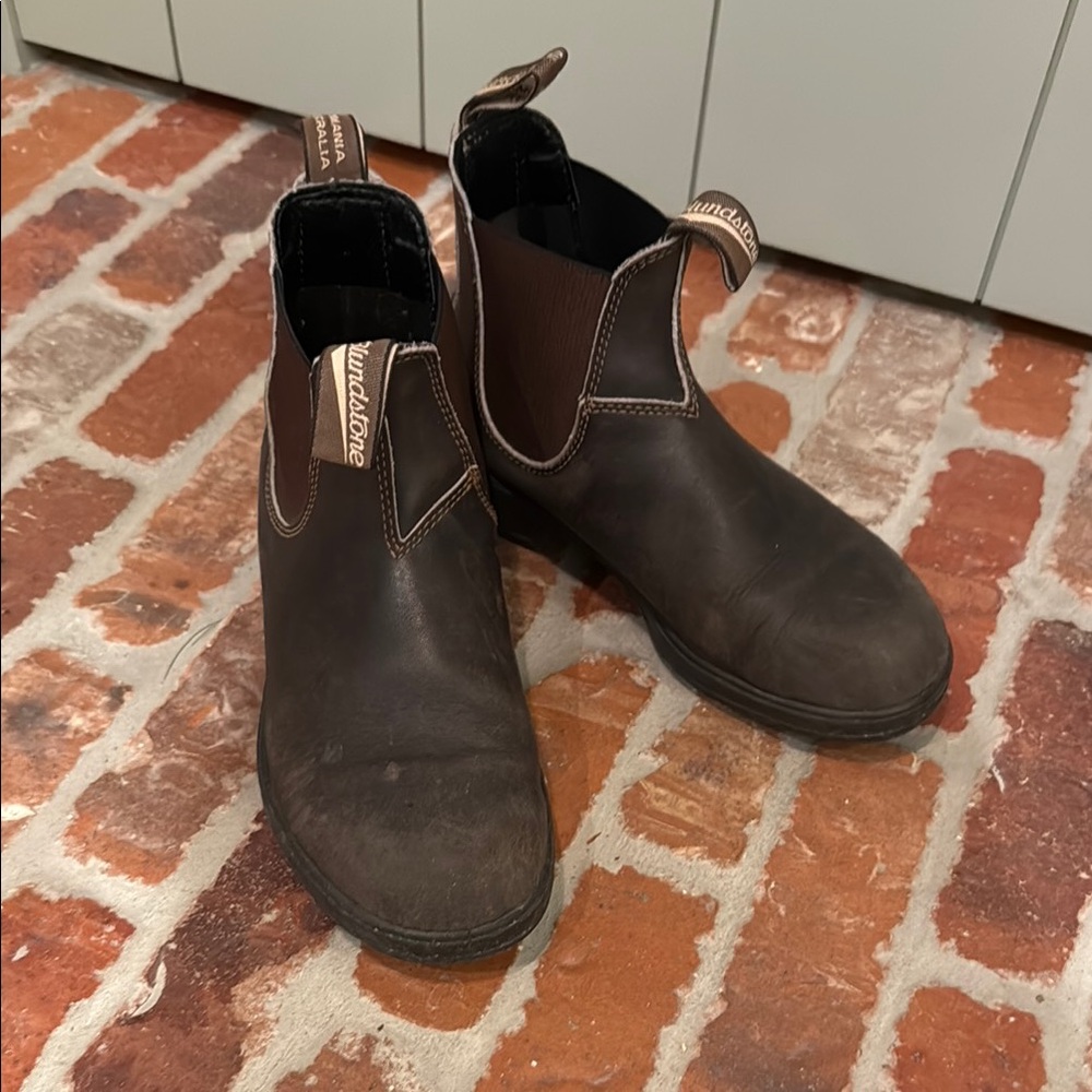 Blundstone Brown Chelsea Boots with Elastic Panels
